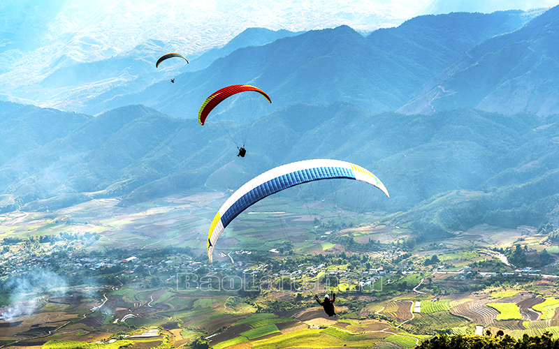 Huyện Tam Đường thường xuyên là nơi tổ chức các màn tranh tài Festival Dù lượn trong nước và quốc tế. Huyện Tam Đường thường xuyên là nơi tổ chức các màn tranh tài Festival Dù lượn trong nước và quốc tế.